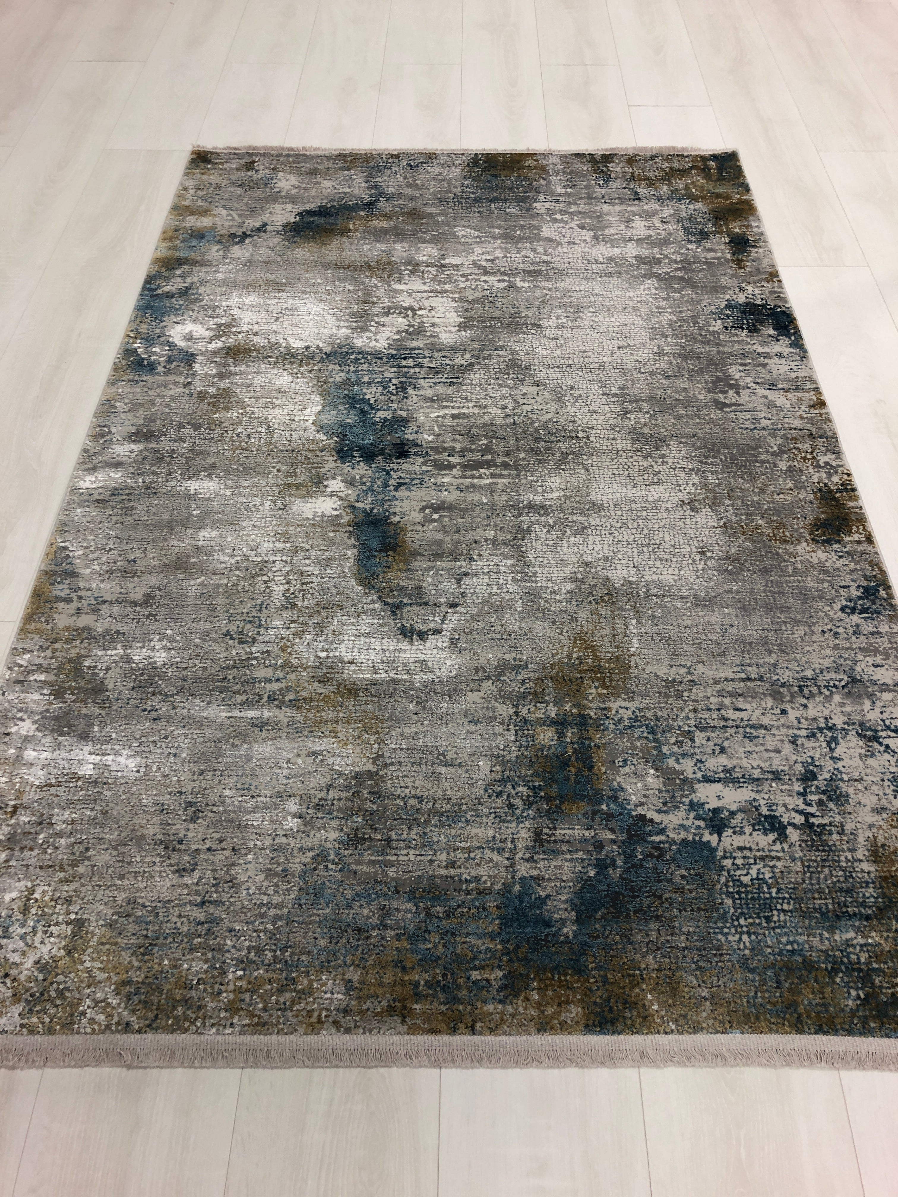 Toros Distressed Illusion Ice Blue Rug