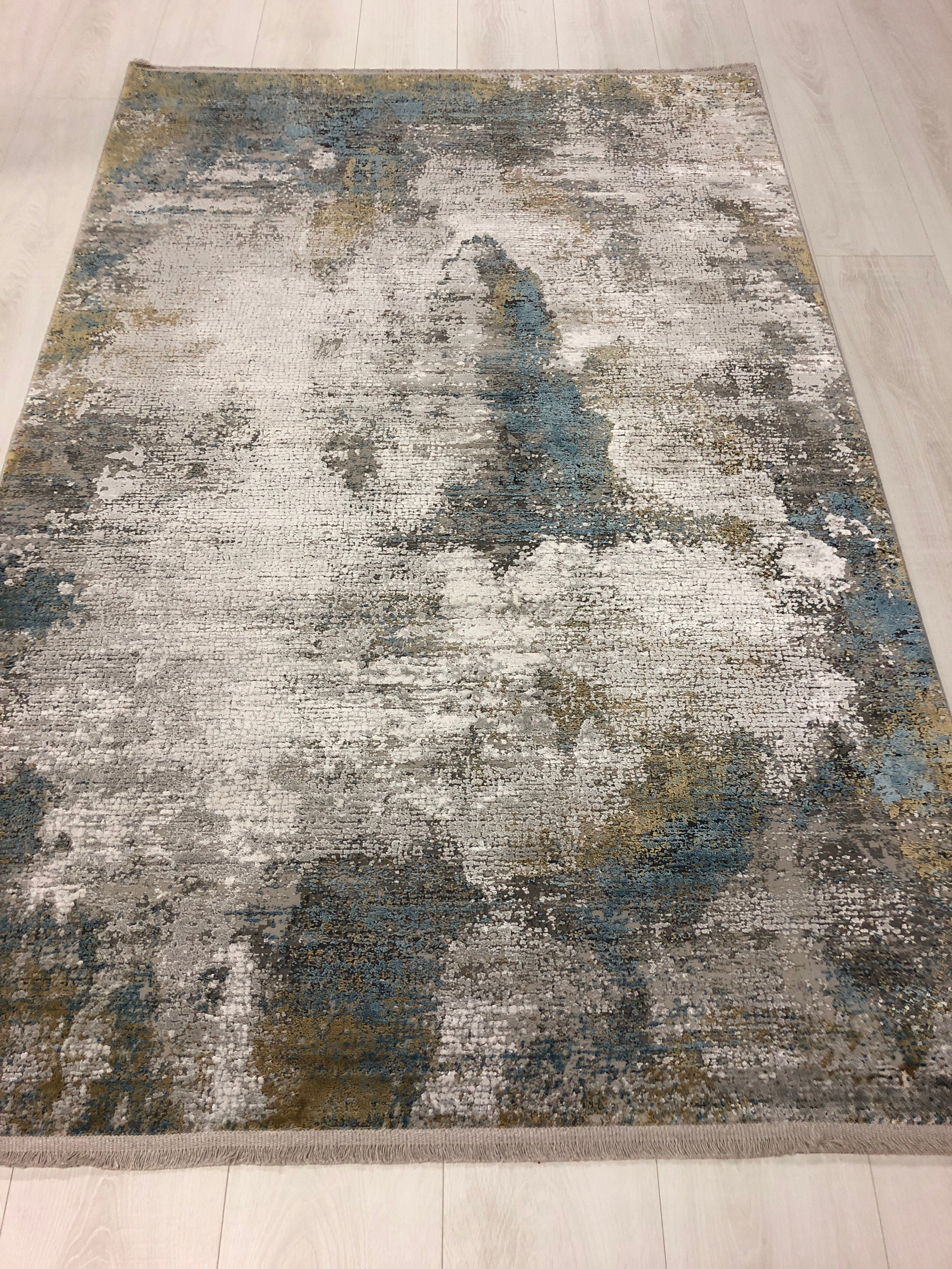 Toros Distressed Illusion Ice Blue Rug