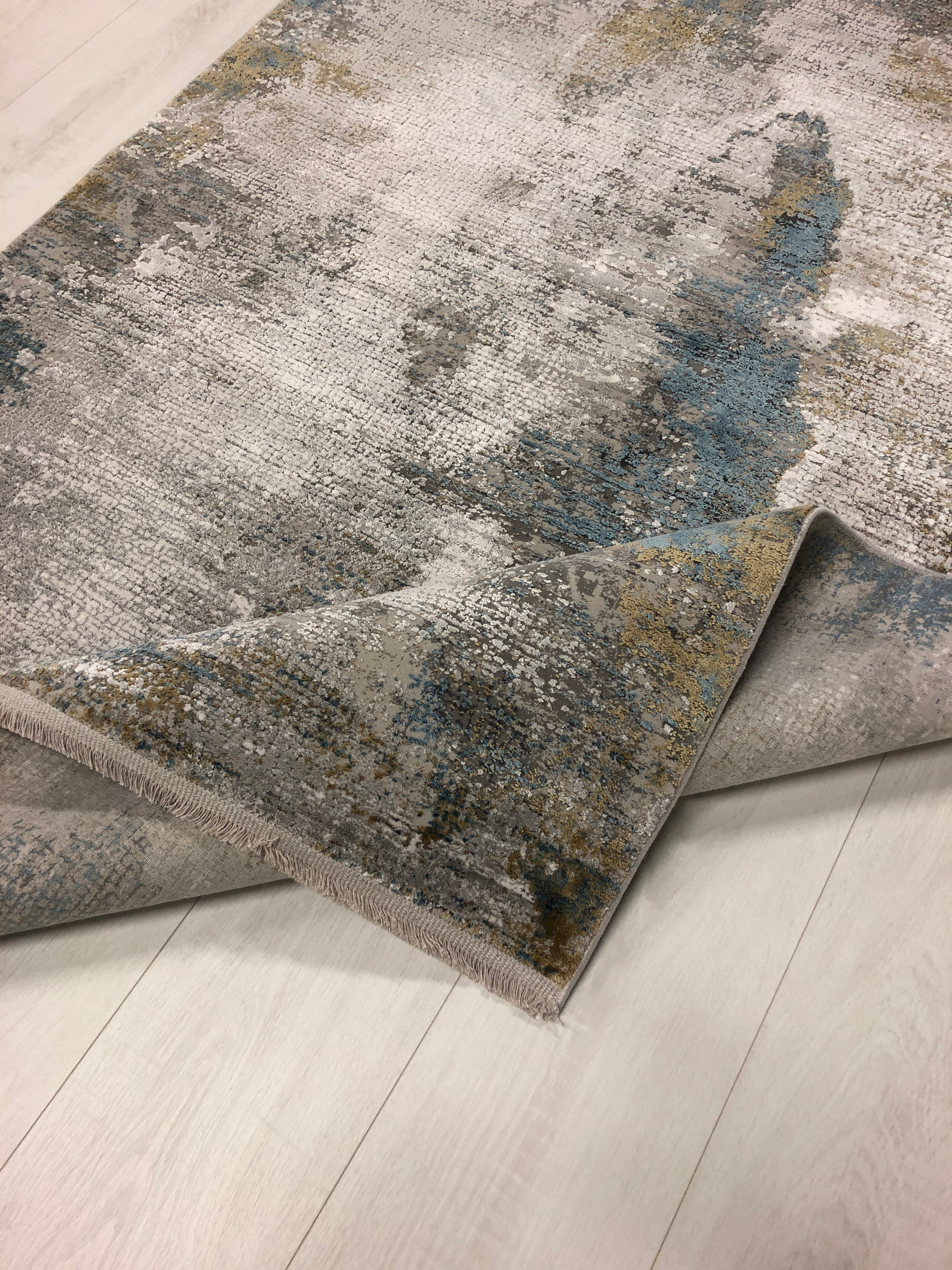 Toros Distressed Illusion Ice Blue Rug