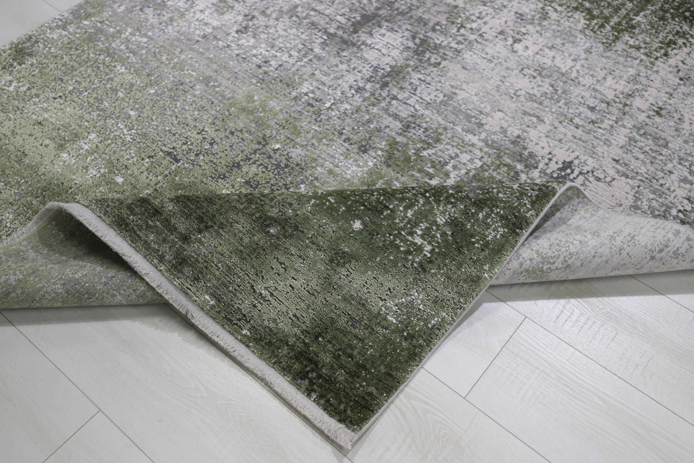 Toros Distressed Gradient Green/ Silver Rug