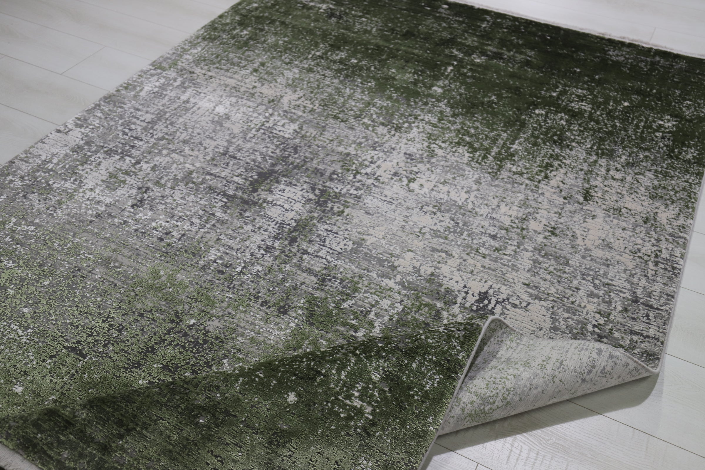 Toros Distressed Gradient Green/ Silver Rug
